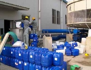 化學清洗操作工正在加藥